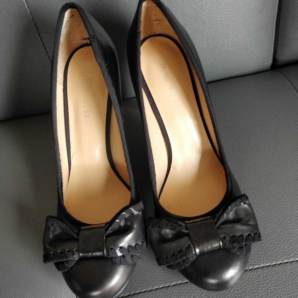 Black pumps
